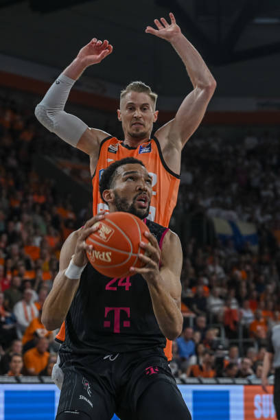 的约束下 的约束下